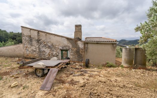 Property on top of a hill (353)