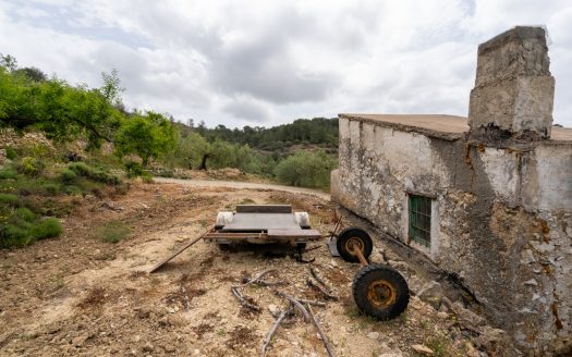 Property on top of a hill (353)