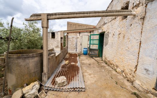 Property on top of a hill (353)