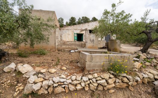 Property on top of a hill (353)