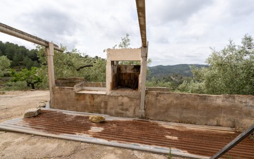 Property on top of a hill (353)