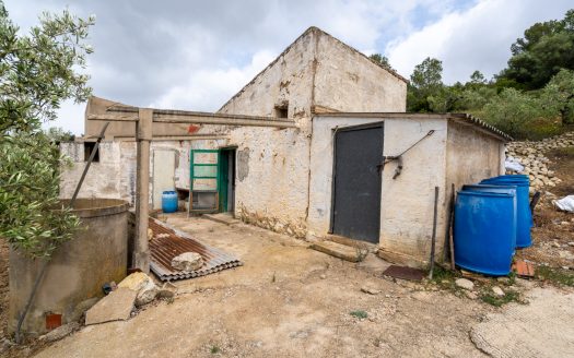 Property on top of a hill (353)
