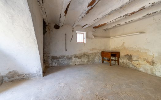 Property with a two-storey farmhouse to renovate (369)