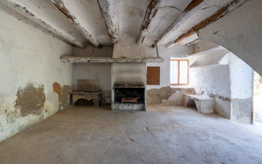 Property with a two-storey farmhouse to renovate (369)