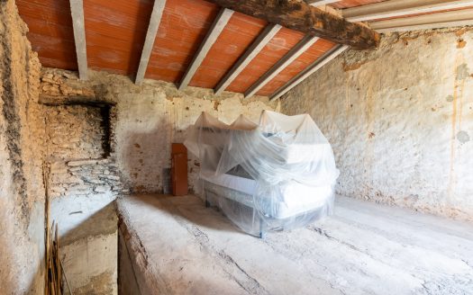 Property with a two-storey farmhouse to renovate (369)
