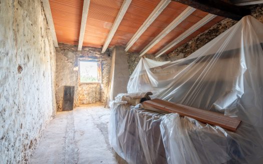 Property with a two-storey farmhouse to renovate (369)