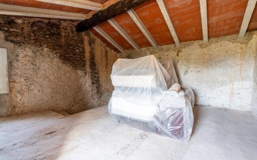Property with a two-storey farmhouse to renovate (369)