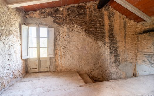 Property with a two-storey farmhouse to renovate (369)