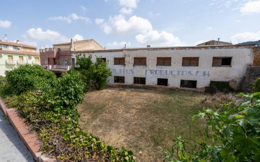 Prime location offering endless potential (376)