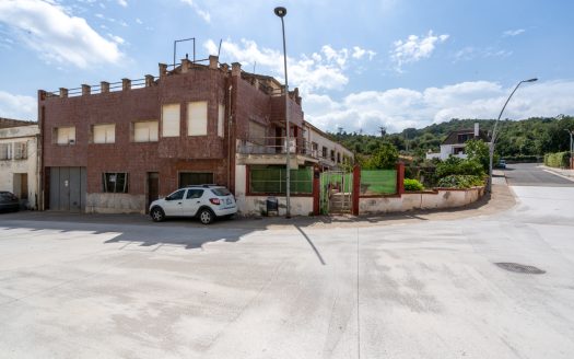 Prime location offering endless potential (376)