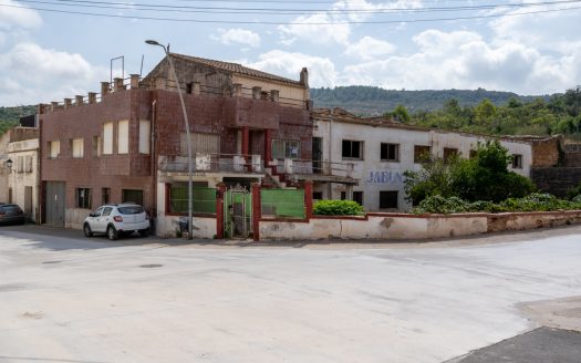Prime location offering endless potential (376)