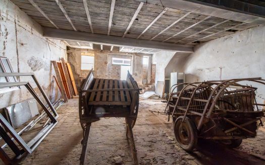 Large warehouse for sale (375)