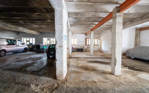 Prime location offering endless potential (376)