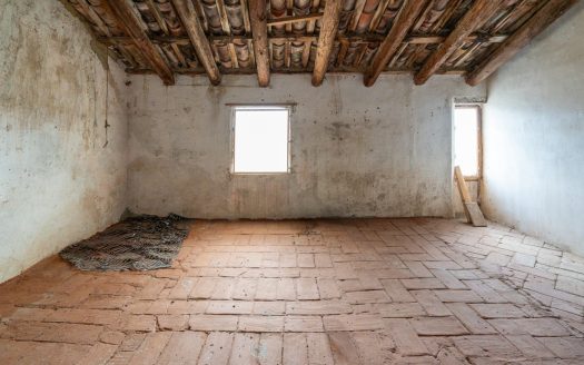 Large semi-detached farmhouse near Tortosa (378)
