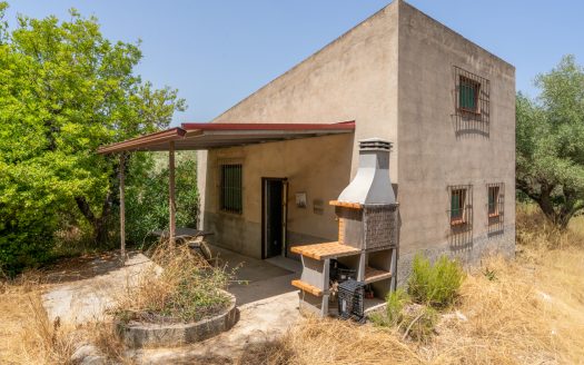 A country retreat to call your own (384)