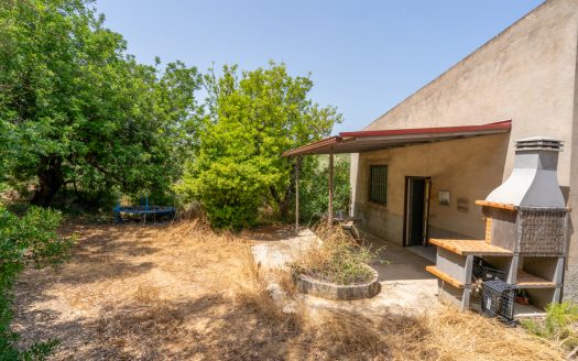 A country retreat to call your own (384)