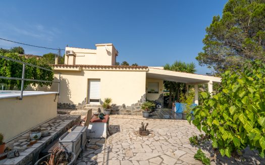 Villa to renovate (385)