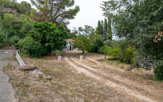 Large farmhouse to renovate next to the road (391)