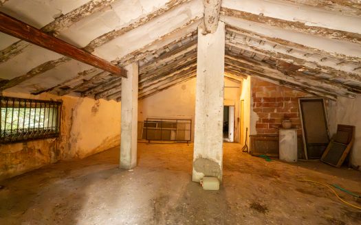 Large farmhouse to renovate next to the road (391)