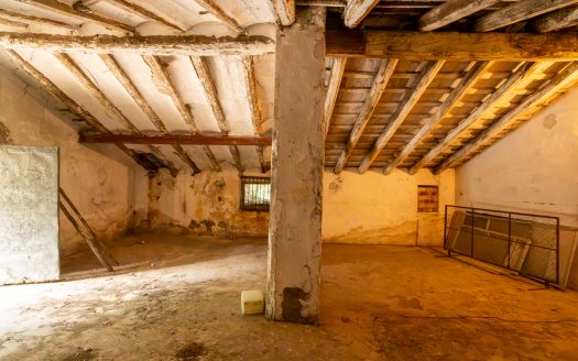 Large farmhouse to renovate next to the road (391)
