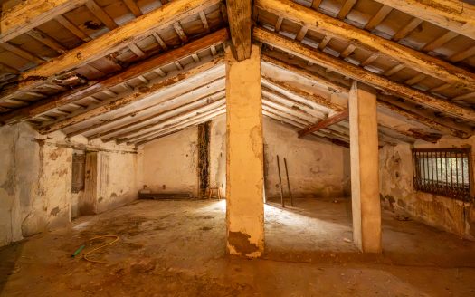 Large farmhouse to renovate next to the road (391)