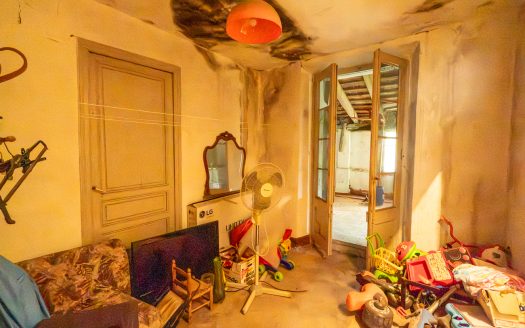 Large farmhouse to renovate next to the road (391)