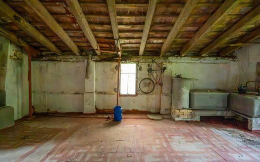 Large farmhouse to renovate next to the road (391)