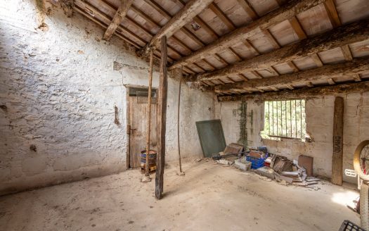 Large farmhouse to renovate next to the road (391)