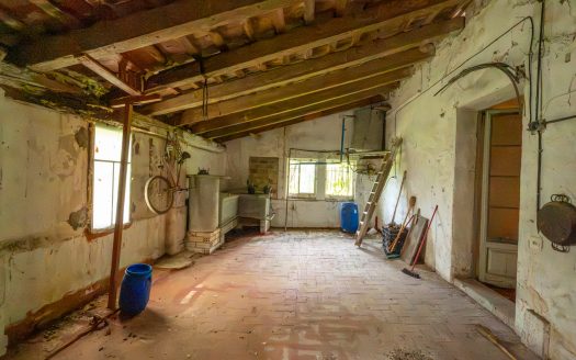 Large farmhouse to renovate next to the road (391)