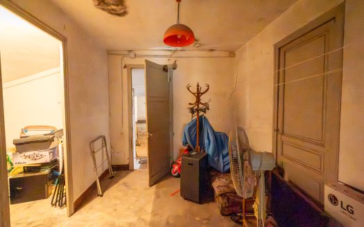 Large farmhouse to renovate next to the road (391)