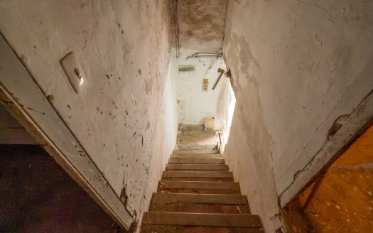 Large farmhouse to renovate next to the road (391)
