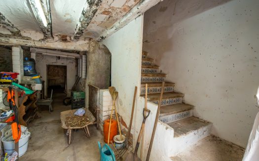 Large farmhouse to renovate next to the road (391)