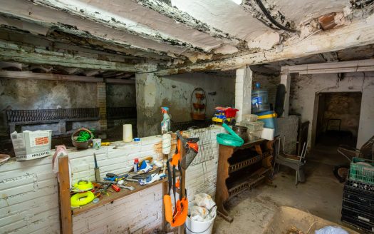 Large farmhouse to renovate next to the road (391)