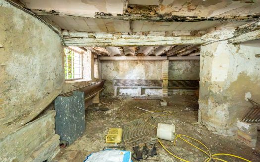 Large farmhouse to renovate next to the road (391)