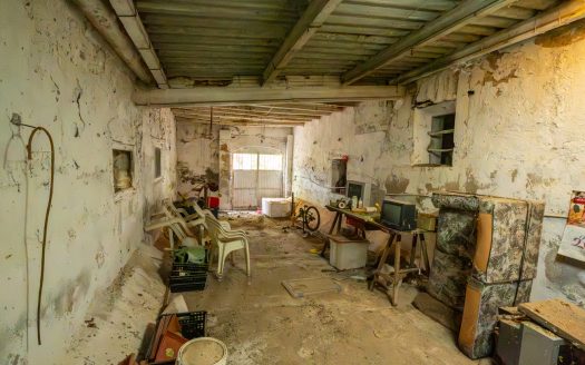 Large farmhouse to renovate next to the road (391)