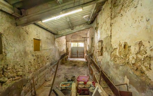 Large farmhouse to renovate next to the road (391)