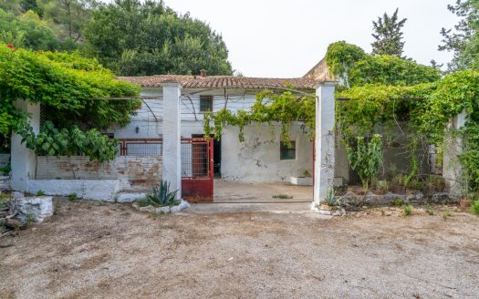 Large farmhouse to renovate next to the road (391)
