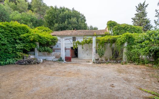 Large farmhouse to renovate next to the road (391)