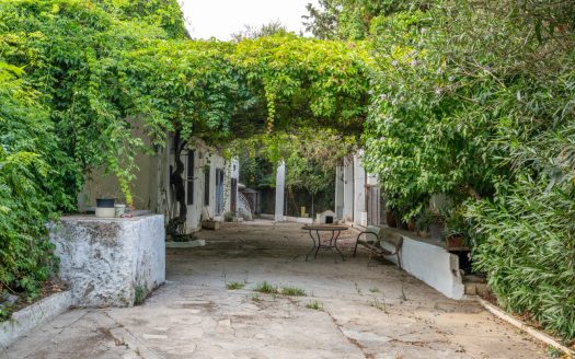Large farmhouse to renovate next to the road (391)