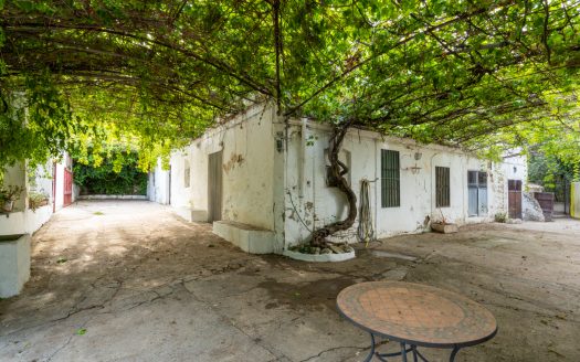 Large farmhouse to renovate next to the road (391)