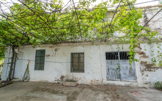Large farmhouse to renovate next to the road (391)
