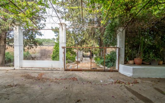 Large farmhouse to renovate next to the road (391)